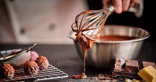 battage des œufs en neige afin de faire une mousse au chocolat onctueuse